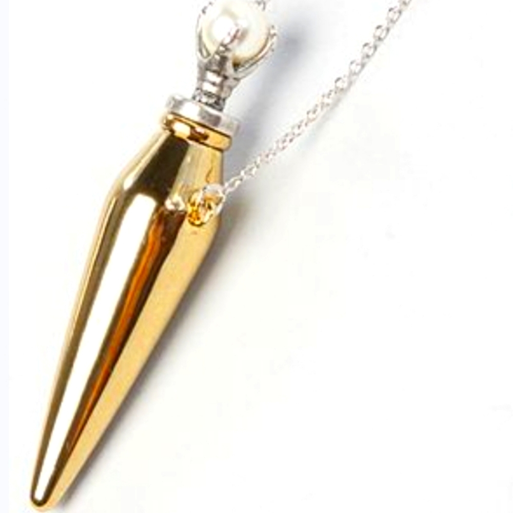 In search of House of Harlow 1960 pearl vile necklace.